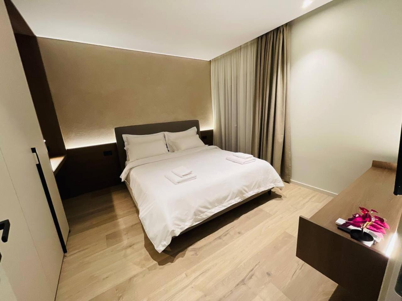 Two Steps Apartments ティラナ エクステリア 写真